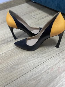 Черные с желтым туфли